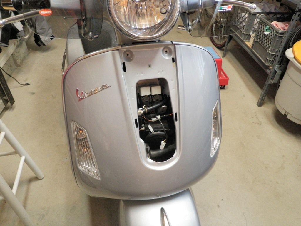 Modern Vespa Installation of the Stebel horn on a Vespa GTS stepbystep
